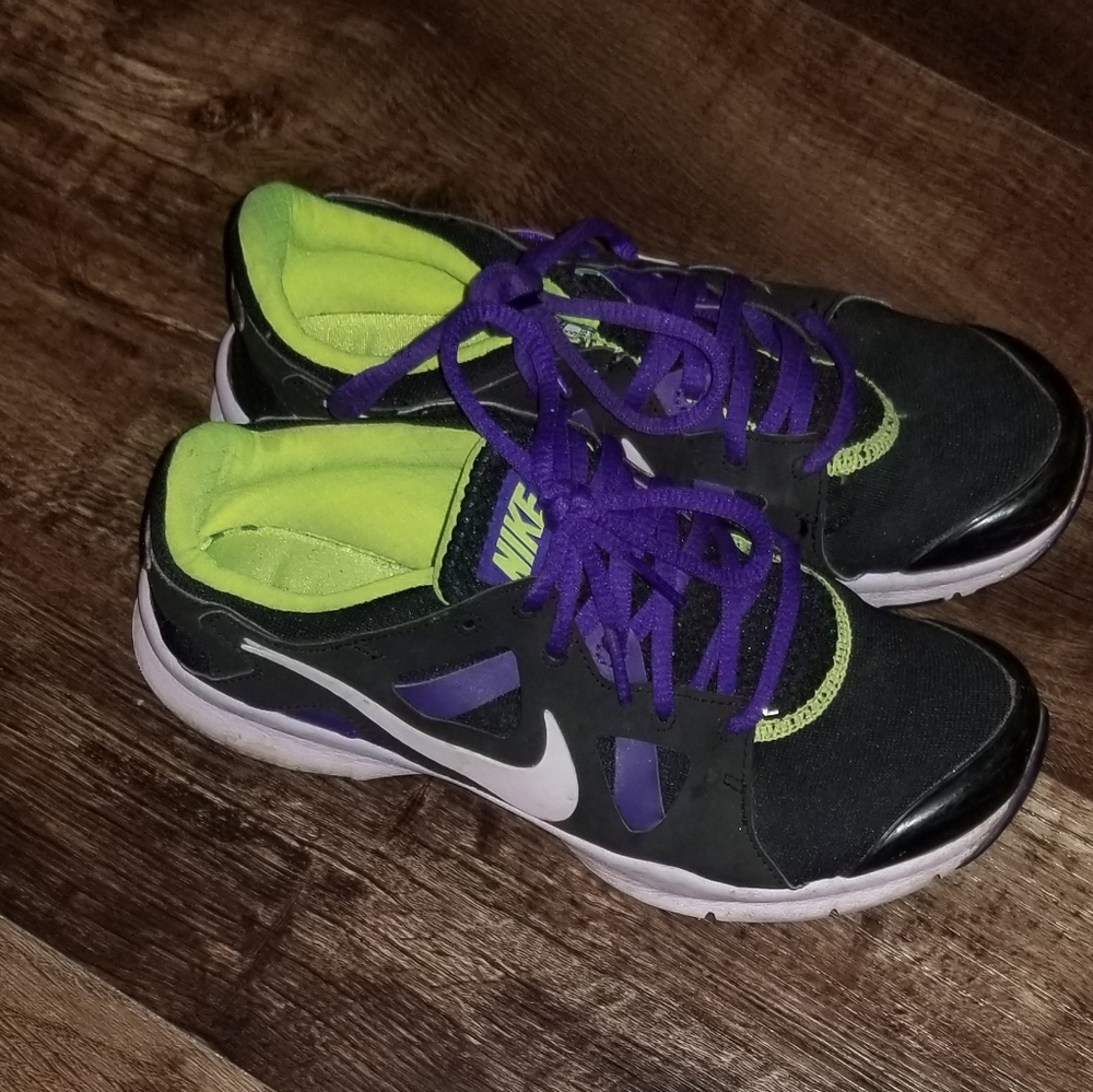 Ladies size 6 Nike shoes